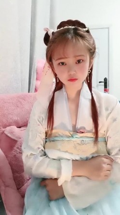 22岁哺乳期的颜值小少妇，露脸情趣装诱惑很有艺术感，揉奶抠逼浪荡呻吟，拿个杯子挤奶水喝，骚穴特写水又多 截图2