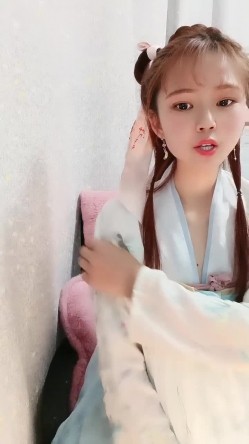 22岁哺乳期的颜值小少妇，露脸情趣装诱惑很有艺术感，揉奶抠逼浪荡呻吟，拿个杯子挤奶水喝，骚穴特写水又多 截图3