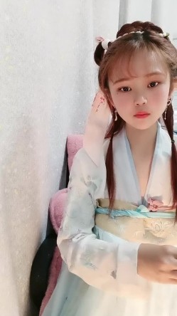 22岁哺乳期的颜值小少妇，露脸情趣装诱惑很有艺术感，揉奶抠逼浪荡呻吟，拿个杯子挤奶水喝，骚穴特写水又多 截图4