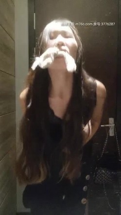 雪儿r粉 小骚货在KTV公厕里自慰保洁阿姨突然来打扫卫生差点被发现没尽性回到包间里又干了一炮 截图5