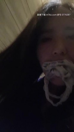 雪儿r粉 小骚货在KTV公厕里自慰保洁阿姨突然来打扫卫生差点被发现没尽性回到包间里又干了一炮 截图6
