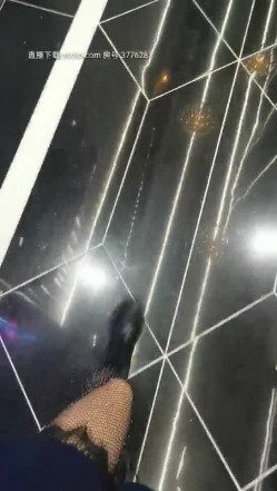 雪儿r粉 小骚货在KTV公厕里自慰保洁阿姨突然来打扫卫生差点被发现没尽性回到包间里又干了一炮 截图7