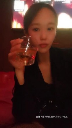雪儿r粉 小骚货在KTV公厕里自慰保洁阿姨突然来打扫卫生差点被发现没尽性回到包间里又干了一炮 截图13