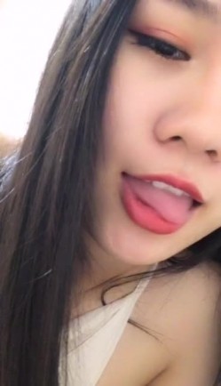 年纪不大的长腿骚妹子，露脸啥都敢玩，奶子不算大玩乳交，道具抽插骚逼特写，浪荡呻吟就喜欢狼友调戏她 截图1