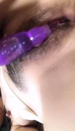 年纪不大的长腿骚妹子，露脸啥都敢玩，奶子不算大玩乳交，道具抽插骚逼特写，浪荡呻吟就喜欢狼友调戏她 截图10