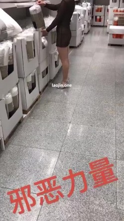 推特上的牛逼露出女神，【邪恶力量】网吧人群中的座位、游戏厅中真空短裙跳舞露B、户外全裸散步 截图2