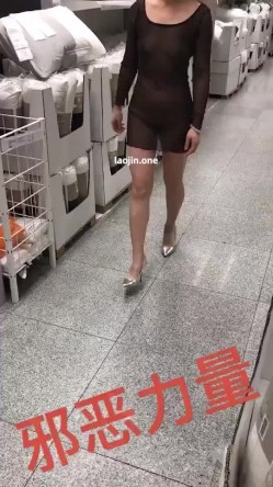 推特上的牛逼露出女神，【邪恶力量】网吧人群中的座位、游戏厅中真空短裙跳舞露B、户外全裸散步 截图3