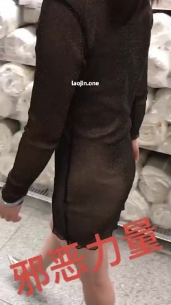 推特上的牛逼露出女神，【邪恶力量】网吧人群中的座位、游戏厅中真空短裙跳舞露B、户外全裸散步 截图4