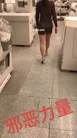 推特上的牛逼露出女神，【邪恶力量】网吧人群中的座位、游戏厅中真空短裙跳舞露B、户外全裸散步 截图5