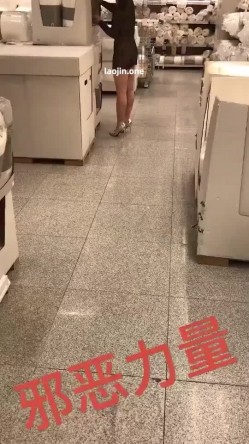 推特上的牛逼露出女神，【邪恶力量】网吧人群中的座位、游戏厅中真空短裙跳舞露B、户外全裸散步 截图6
