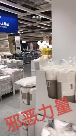 推特上的牛逼露出女神，【邪恶力量】网吧人群中的座位、游戏厅中真空短裙跳舞露B、户外全裸散步 截图7