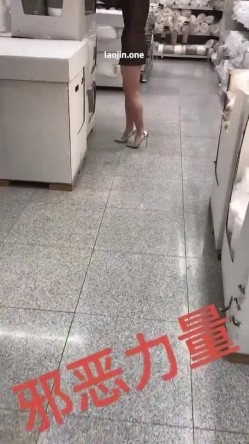 推特上的牛逼露出女神，【邪恶力量】网吧人群中的座位、游戏厅中真空短裙跳舞露B、户外全裸散步 截图8