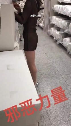 推特上的牛逼露出女神，【邪恶力量】网吧人群中的座位、游戏厅中真空短裙跳舞露B、户外全裸散步 截图11