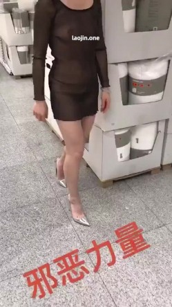 推特上的牛逼露出女神，【邪恶力量】网吧人群中的座位、游戏厅中真空短裙跳舞露B、户外全裸散步 截图12