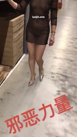 推特上的牛逼露出女神，【邪恶力量】网吧人群中的座位、游戏厅中真空短裙跳舞露B、户外全裸散步 截图16