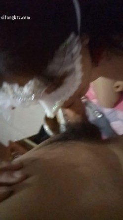 露脸才是王道！济南女大学生【玲子】如何被男友调教成淫娃的自拍视图~露出野战公交车上口交~极度反差 截图1