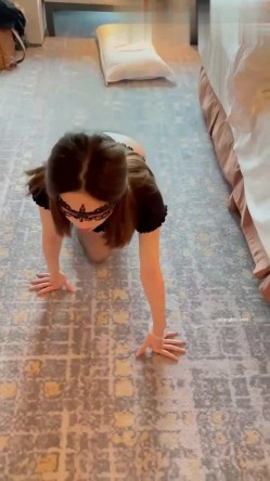 【极品女神の堕落 ️终极调教空姐】最新真实调教高冷『空姐』黑丝套头 爬行舔屌 口爱内射 虐操高潮 高清720P版 截图11