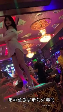【猎奇资源 砂舞】舞厅内的淫乱 重金属质感般的性爱 抓奶+抠逼+摸屌+口爆+打站桩+站炮 淫乱篇 截图1