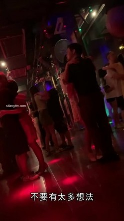 【猎奇资源 砂舞】舞厅内的淫乱 重金属质感般的性爱 抓奶+抠逼+摸屌+口爆+打站桩+站炮 淫乱篇 截图8