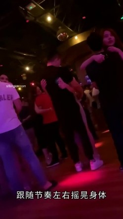 【猎奇资源 砂舞】舞厅内的淫乱 重金属质感般的性爱 抓奶+抠逼+摸屌+口爆+打站桩+站炮 淫乱篇 截图9