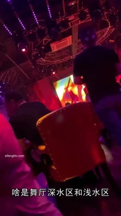 【猎奇资源 砂舞】舞厅内的淫乱 重金属质感般的性爱 抓奶+抠逼+摸屌+口爆+打站桩+站炮 淫乱篇 截图16