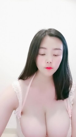 超级巨乳主播『椰汁西米露』高清源码录制35小时直播合集 无毛粉逼健身器材上甩大奶 截图4