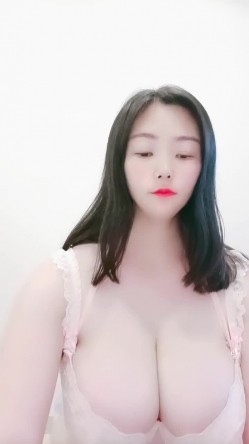 超级巨乳主播『椰汁西米露』高清源码录制35小时直播合集 无毛粉逼健身器材上甩大奶 截图5