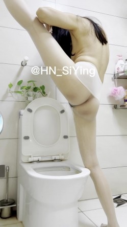 推特极品身材长腿露出娇淫妻【傲娇小仙女】最新私拍，洗澡户外露出一字马放尿销魂紫薇淫语挑逗 截图5