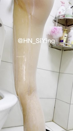 推特极品身材长腿露出娇淫妻【傲娇小仙女】最新私拍，洗澡户外露出一字马放尿销魂紫薇淫语挑逗 截图7