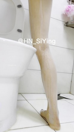 推特极品身材长腿露出娇淫妻【傲娇小仙女】最新私拍，洗澡户外露出一字马放尿销魂紫薇淫语挑逗 截图8
