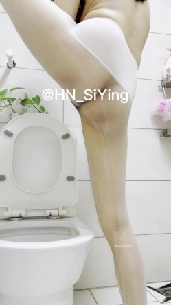 推特极品身材长腿露出娇淫妻【傲娇小仙女】最新私拍，洗澡户外露出一字马放尿销魂紫薇淫语挑逗 截图13