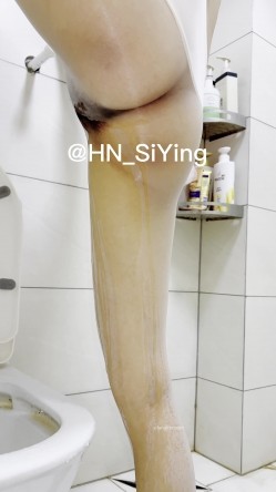推特极品身材长腿露出娇淫妻【傲娇小仙女】最新私拍，洗澡户外露出一字马放尿销魂紫薇淫语挑逗 截图14