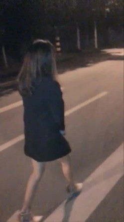 娇小身材妹子晚上户外边走边跳蛋震动 回车上双人啪啪口交抽插呻吟娇喘诱人 截图2