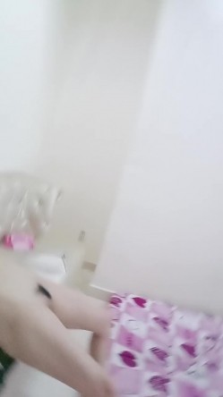 清纯小骚妹让小哥压在身下抬着小脚暴力草穴，浪叫呻吟不止表情好骚，激情上位自己揉捏骚奶子，道具爆她菊花 截图12