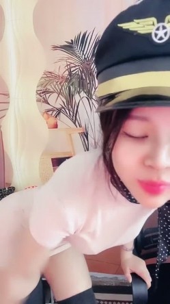 【小少妇以下海】，舞蹈御姐， 超骚~超漂亮~道具自慰~尿尿，甜美可人标准的校园女神长相 截图1