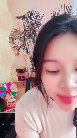【小少妇以下海】，舞蹈御姐， 超骚~超漂亮~道具自慰~尿尿，甜美可人标准的校园女神长相 截图2