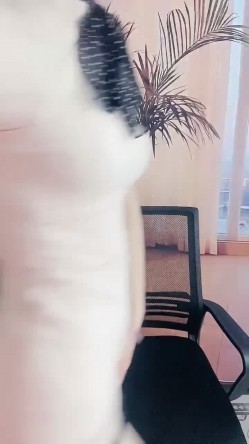 【小少妇以下海】，舞蹈御姐， 超骚~超漂亮~道具自慰~尿尿，甜美可人标准的校园女神长相 截图3