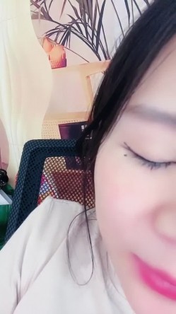 【小少妇以下海】，舞蹈御姐， 超骚~超漂亮~道具自慰~尿尿，甜美可人标准的校园女神长相 截图4