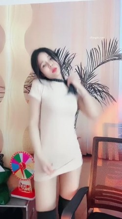 【小少妇以下海】，舞蹈御姐， 超骚~超漂亮~道具自慰~尿尿，甜美可人标准的校园女神长相 截图5