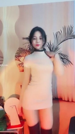 【小少妇以下海】，舞蹈御姐， 超骚~超漂亮~道具自慰~尿尿，甜美可人标准的校园女神长相 截图7