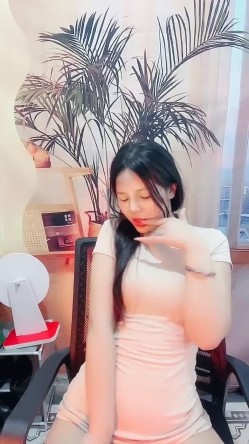 【小少妇以下海】，舞蹈御姐， 超骚~超漂亮~道具自慰~尿尿，甜美可人标准的校园女神长相 截图9