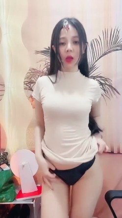 【小少妇以下海】，舞蹈御姐， 超骚~超漂亮~道具自慰~尿尿，甜美可人标准的校园女神长相 截图11