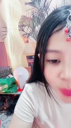 【小少妇以下海】，舞蹈御姐， 超骚~超漂亮~道具自慰~尿尿，甜美可人标准的校园女神长相 截图12