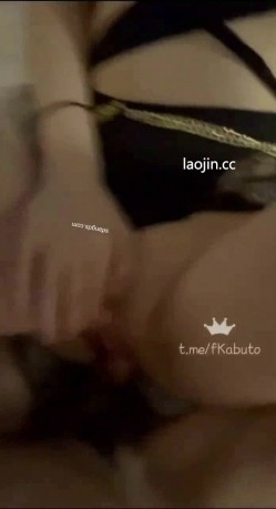 富二代真实约炮，【fKabuto】，一个学生妹一个模特，无套啪啪，完美露脸，从后面欣赏小穴吞吐着鸡巴太爽 截图10