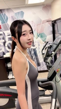 健身房偶遇网黄博主【玲奈lena】单男鼓起勇气上前搭讪 没想到成功带她回家 截图2