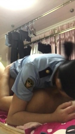 泄密夫妻交换群流出 夫妻性爱自拍投稿90后骚妻制服诱惑变身女骑士 截图2