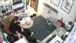 黑客破解监控摄像头偷拍 貌似漫画工作室老板和女员工对着监控视频啪啪老板吃药了吧干了几次 截图1