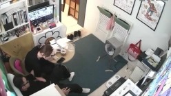 黑客破解监控摄像头偷拍 貌似漫画工作室老板和女员工对着监控视频啪啪老板吃药了吧干了几次 截图2