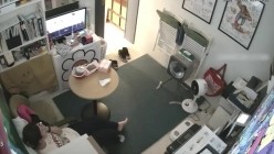 黑客破解监控摄像头偷拍 貌似漫画工作室老板和女员工对着监控视频啪啪老板吃药了吧干了几次 截图12