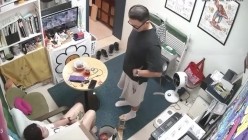 黑客破解监控摄像头偷拍 貌似漫画工作室老板和女员工对着监控视频啪啪老板吃药了吧干了几次 截图13